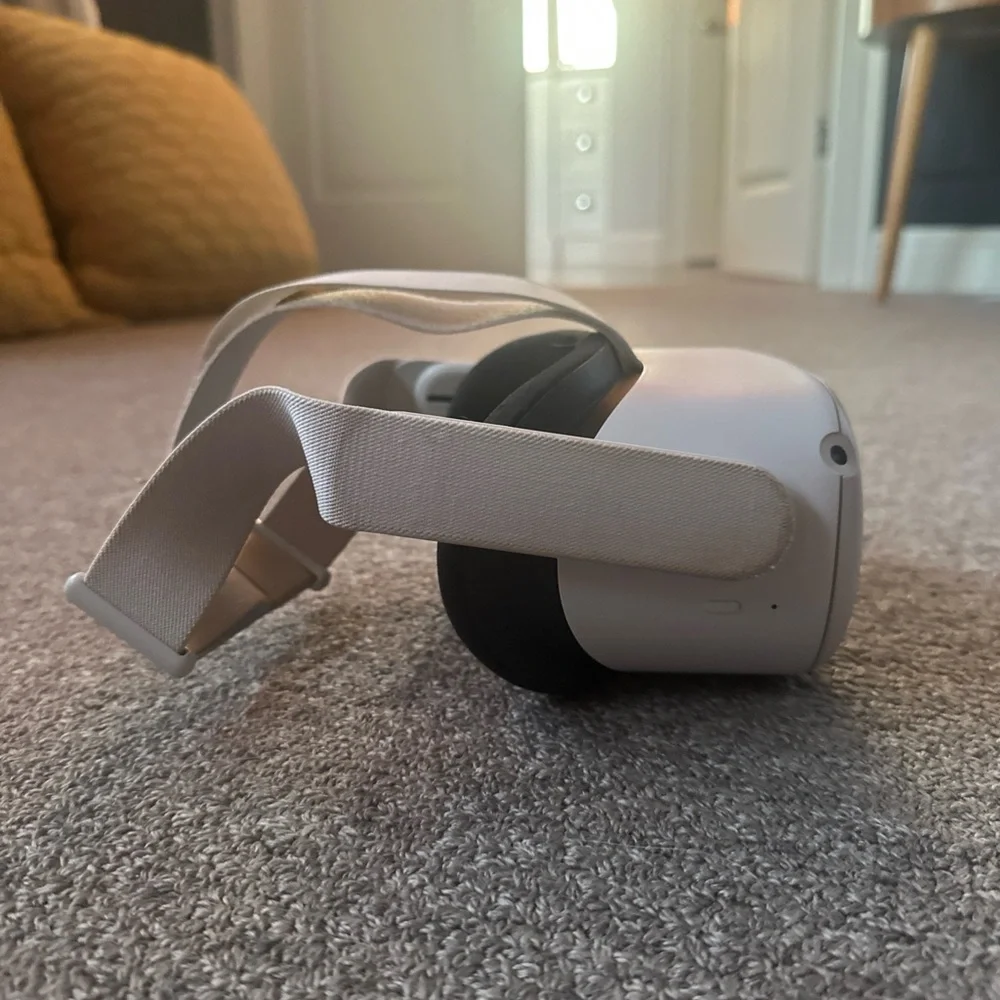 Oculus meta quest 2 VR Headset with controllers lightly used.